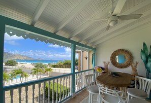 Outdoor dining - TiCocoon, 1 bedroom beautiful apartment amazing sea view - water back-up (baie orientale)