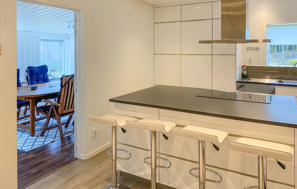 Fridge, microwave, oven, stovetop - Stunning home in Mjölby (Mjölby)