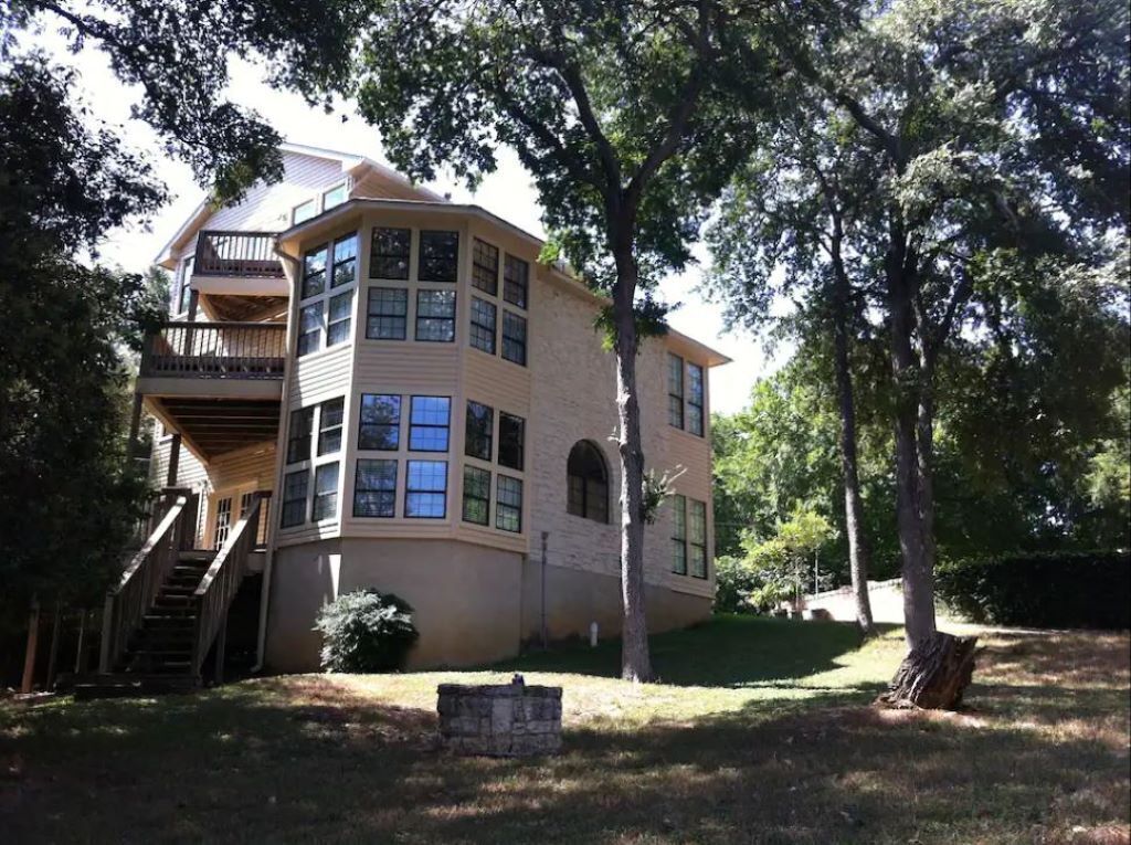 Three-story mansion near downtown, centrally located, sleeps 10