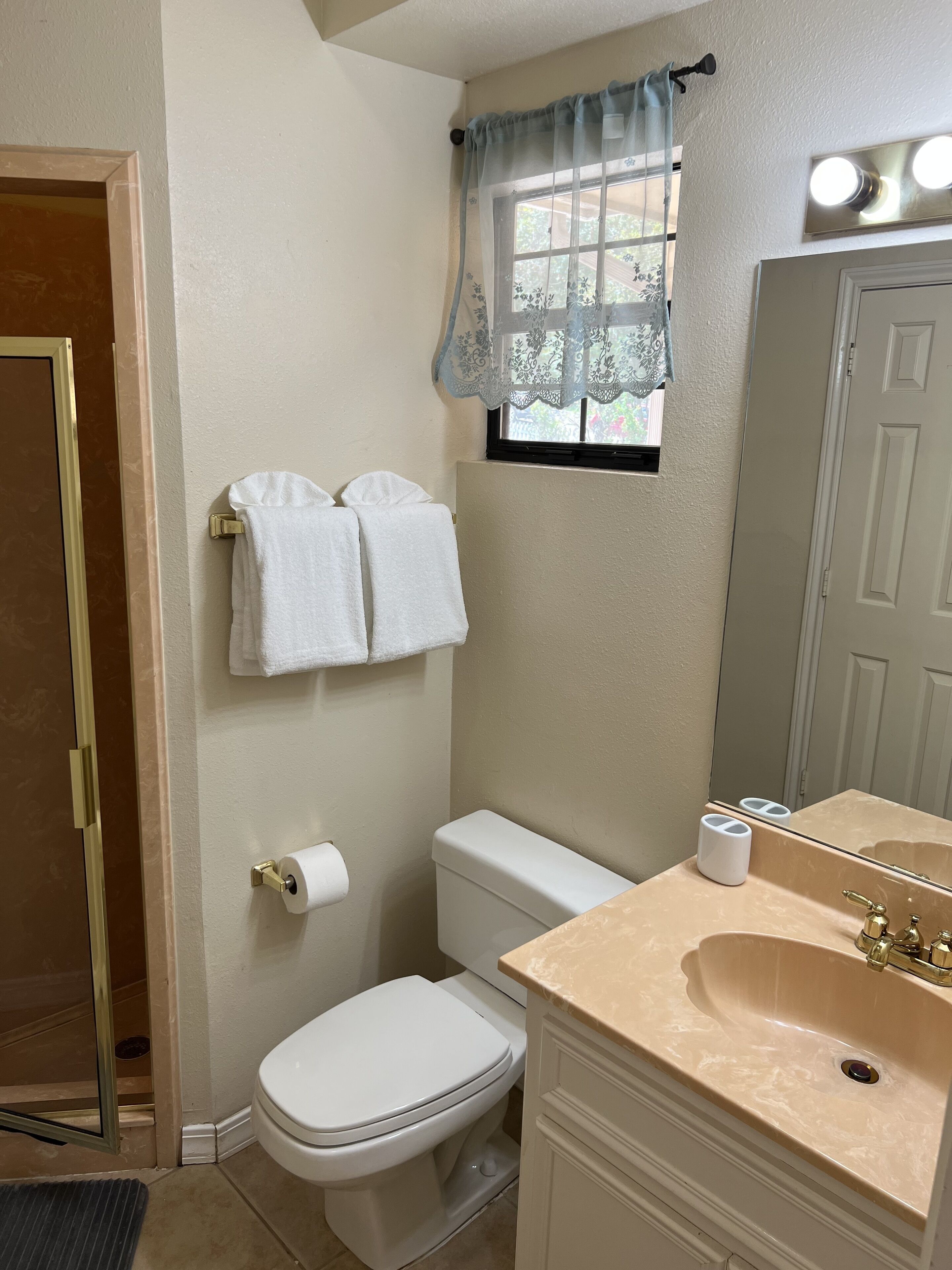 Three-story mansion near downtown, centrally located, sleeps 10