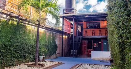 Tropical House Leon | Pool + Tiki Bar + Bar Lounge | Sleeps 10 in A/C