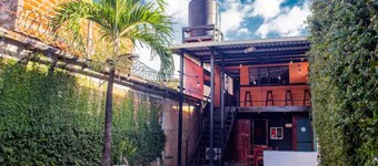Tropical House Leon | Pool + Tiki Bar + Bar Lounge | Sleeps 10 in A/C