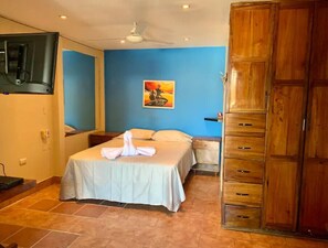 2 bedrooms, desk, WiFi, bed sheets