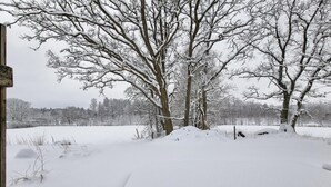 A snowy landscape with bare trees and a snow-covered ground. - Nice apartment in Vedum with WiFi (Vedum)