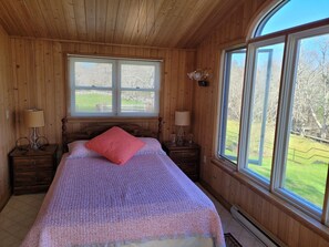 4 bedrooms, free WiFi, bed sheets - Tranquility at Big Bear (Kemptville)