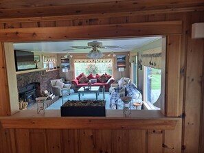 TV connectée, cheminée, lecteur de DVD, livres