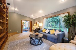 Smart TV - Luxury Treehouse Retreat | Dash Point State Park at doorstep (Federal Way)