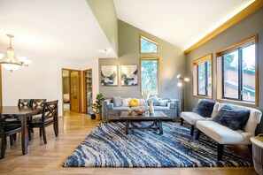 Smart TV - Luxury Treehouse Retreat | Dash Point State Park at doorstep (Federal Way)