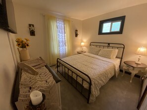 3 bedrooms, travel crib, free WiFi, bed sheets - Beautifully updated, Cozy 3 bedroom 3 bathroom house. WATER VIEWS!! (Lake Luzerne)