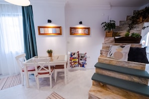 Elite Condo, 1 Bedroom, Kitchen, City View | Living area