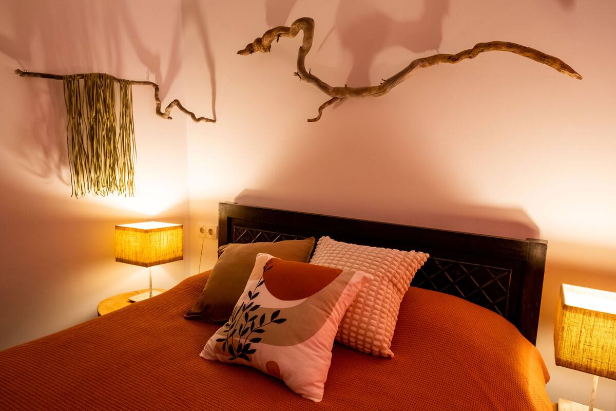 Appartamento Design, 3 camere da letto, terrazzo, vista città | 1 camera, biancheria da letto di alta qualità, una scrivania