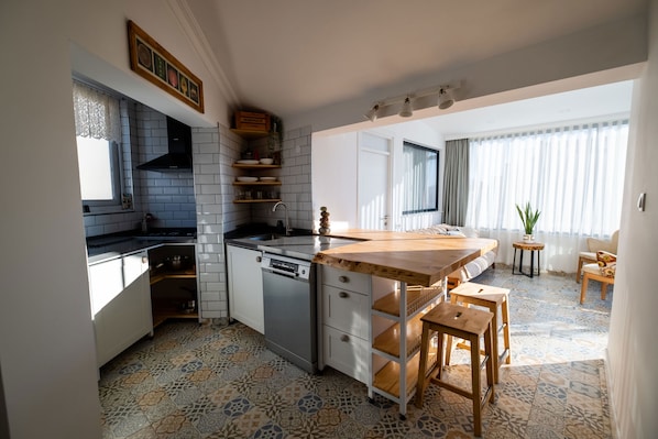 Design Condo, 3 Bedrooms, Terrace, City View | Private kitchen