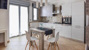 Réfrigérateur, plaque de cuisson, lave-vaisselle, cafetiÚre/bouilloire