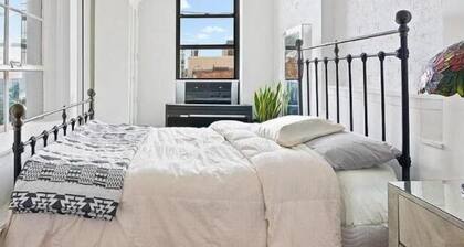 Renovated Cozy 1BR in Park Slope w/ private roof deck!