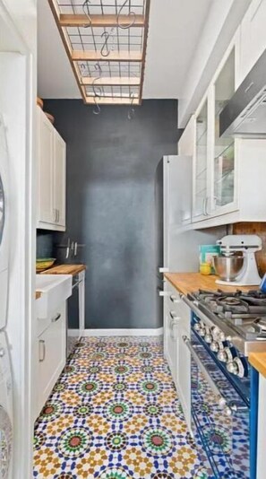 Four, plaque de cuisson, produits de nettoyage écologiques fournis