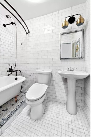 Eco-friendly toiletries, hair dryer, towels, soap - A Booklovers Bungalow (Brooklyn)