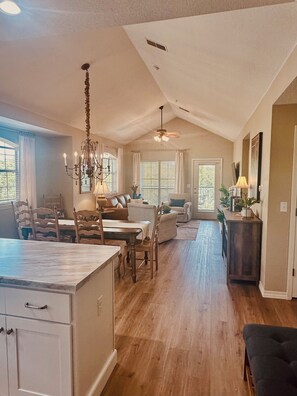 Smart TV, caminetto, libri