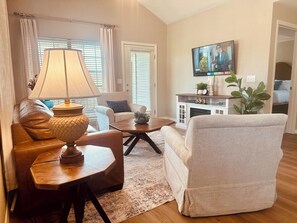 Smart TV, caminetto, libri