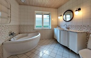 Combined shower/tub