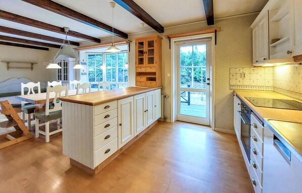 ثلاجة، غسالة أطباق، ماكينة لصنع القهوة/الشاي