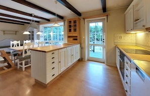 Kylskåp, diskmaskin och kaffe- och tebryggare