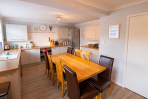Microwave, oven, stovetop, dishwasher - Sandy Bottom -  opposite the Dunes – Pool Table & Juke Box (Camber)