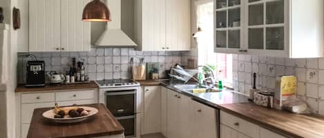 Réfrigérateur, un four, surface de cuisson, lave-vaisselle