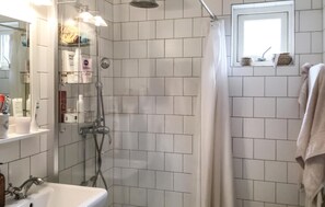 Combined shower/tub