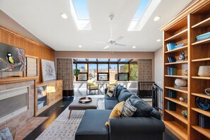 Smart TV, chimenea y libros