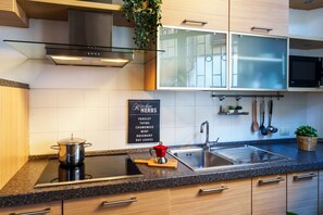 Kühlschrank, Geschirrspüler, Kochgeschirr/Geschirr/Besteck