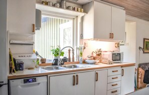 Fridge, stovetop, dishwasher, coffee/tea maker - Stunning home in Borrby with WiFi (Borrby)