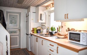 Réfrigérateur, four à micro-ondes, surface de cuisson, lave-vaisselle