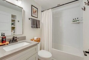 Haartrockner, Handtücher, Seife, Toilettenpapier