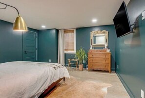 1 bedroom, desk, bed sheets