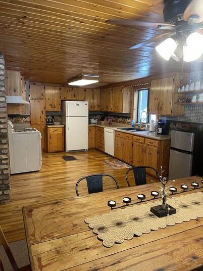 Family and Friends Retreat: Recharge and Reconnect in Gorgeous Log Cabin