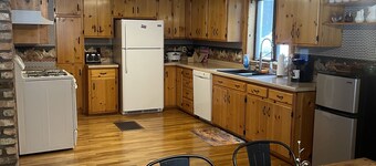Family and Friends Retreat: Recharge and Reconnect in Gorgeous Log Cabin