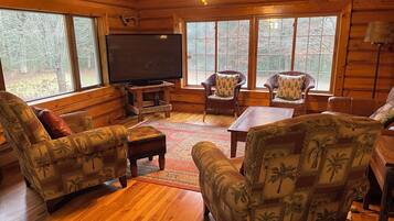 Una Smart TV, una chimenea