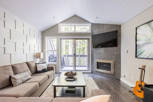 Modern Ski-in Townhome with Hot Tub