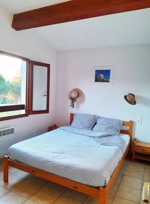 3 bedrooms, iron/ironing board, travel crib, free WiFi