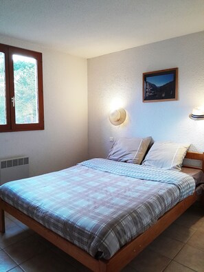 3 bedrooms, iron/ironing board, travel cot, free WiFi