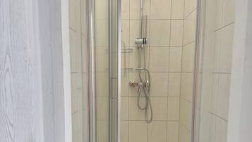 Dusche, kostenlose Toilettenartikel, Haartrockner, Handtücher