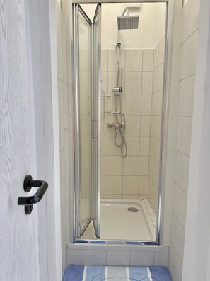 Douche, articles de toilette gratuits, sĂšche-cheveux