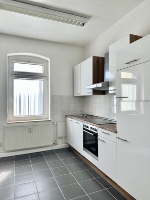 Køleskab, ovn, kogeplade, elkedel