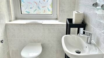 Dusch, hårtork, handdukar och tvål