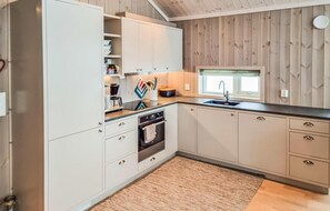 ثلاجة، غسالة أطباق، ماكينة لصنع القهوة/الشاي