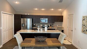 Villa, Berbilang Katil, Lanai, Garden View | Dapur peribadi | Peti sejuk, ketuhar gelombang mikro, ketuhar, dapur