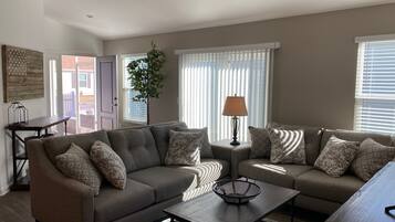 Villa, Berbilang Katil, Lanai, Garden View | Ruang tamu | TV