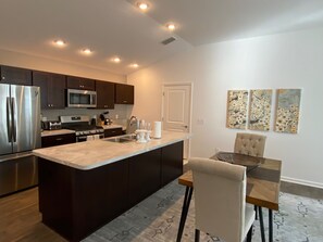 Villa, varias camas, lanai, vista al jardín | Cocina privada | Refrigerador, microondas, horno y parrilla de estufa 