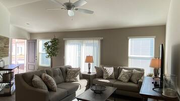 Villa, Berbilang Katil, Lanai, Garden View | Ruang tamu | TV