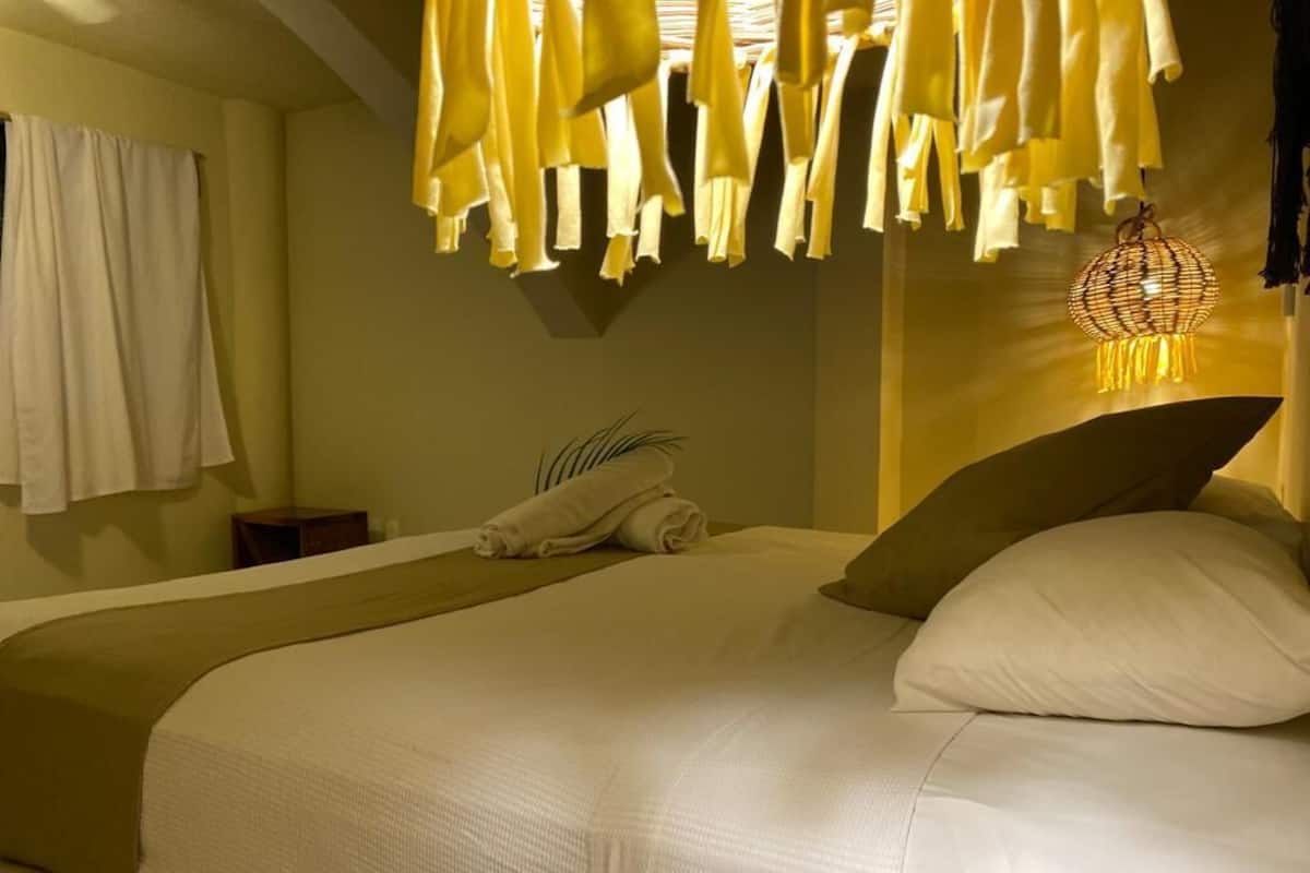 Quarto casal conforto | Wi-Fi de cortesia, roupa de cama